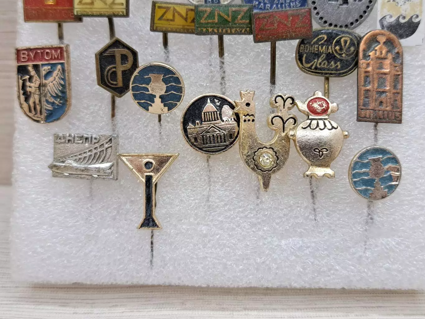 Винтажные зарубежные мини значки 27 штук 3