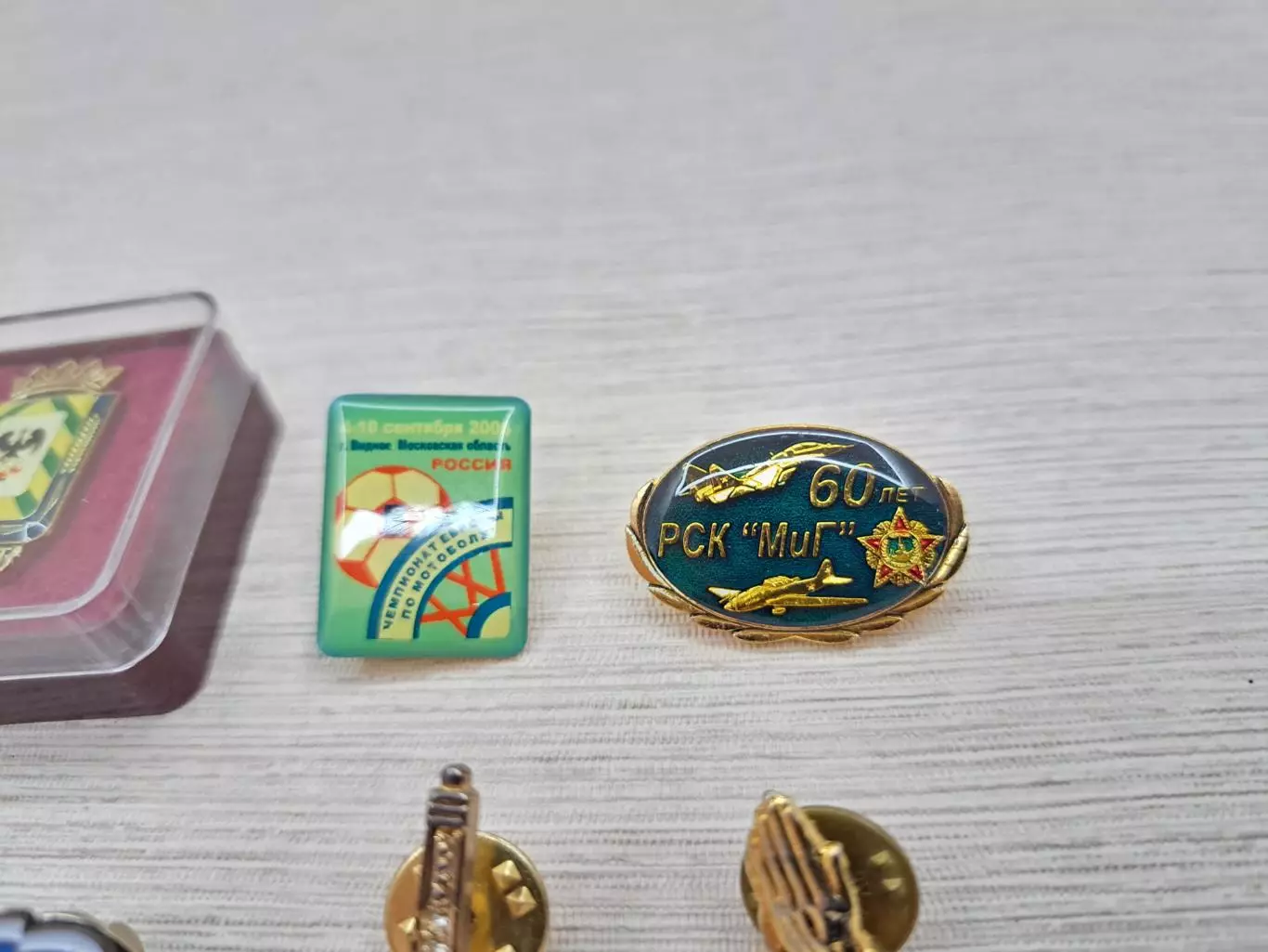 Небольшая коллекция винтажных мини значков на цанге 4