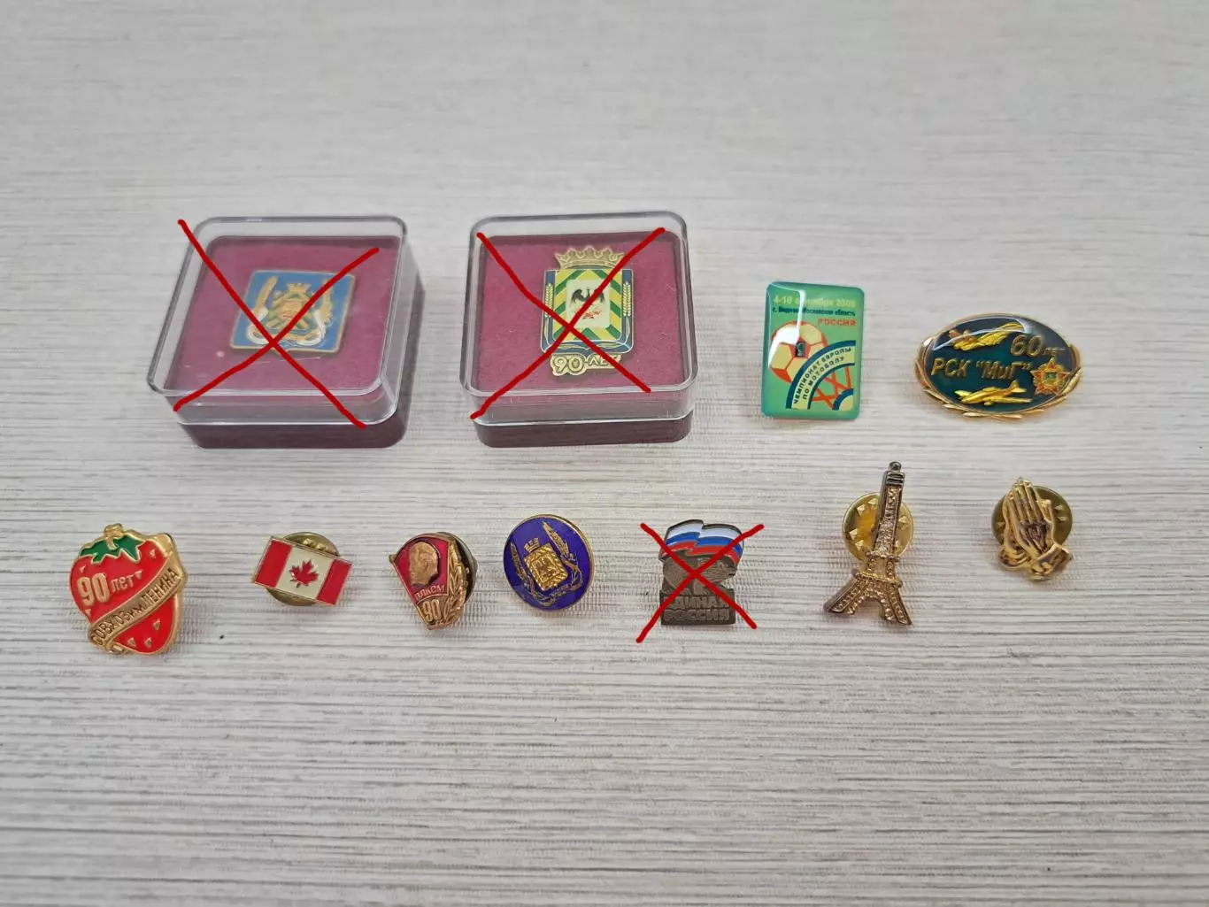 Небольшая коллекция винтажных мини значков на цанге