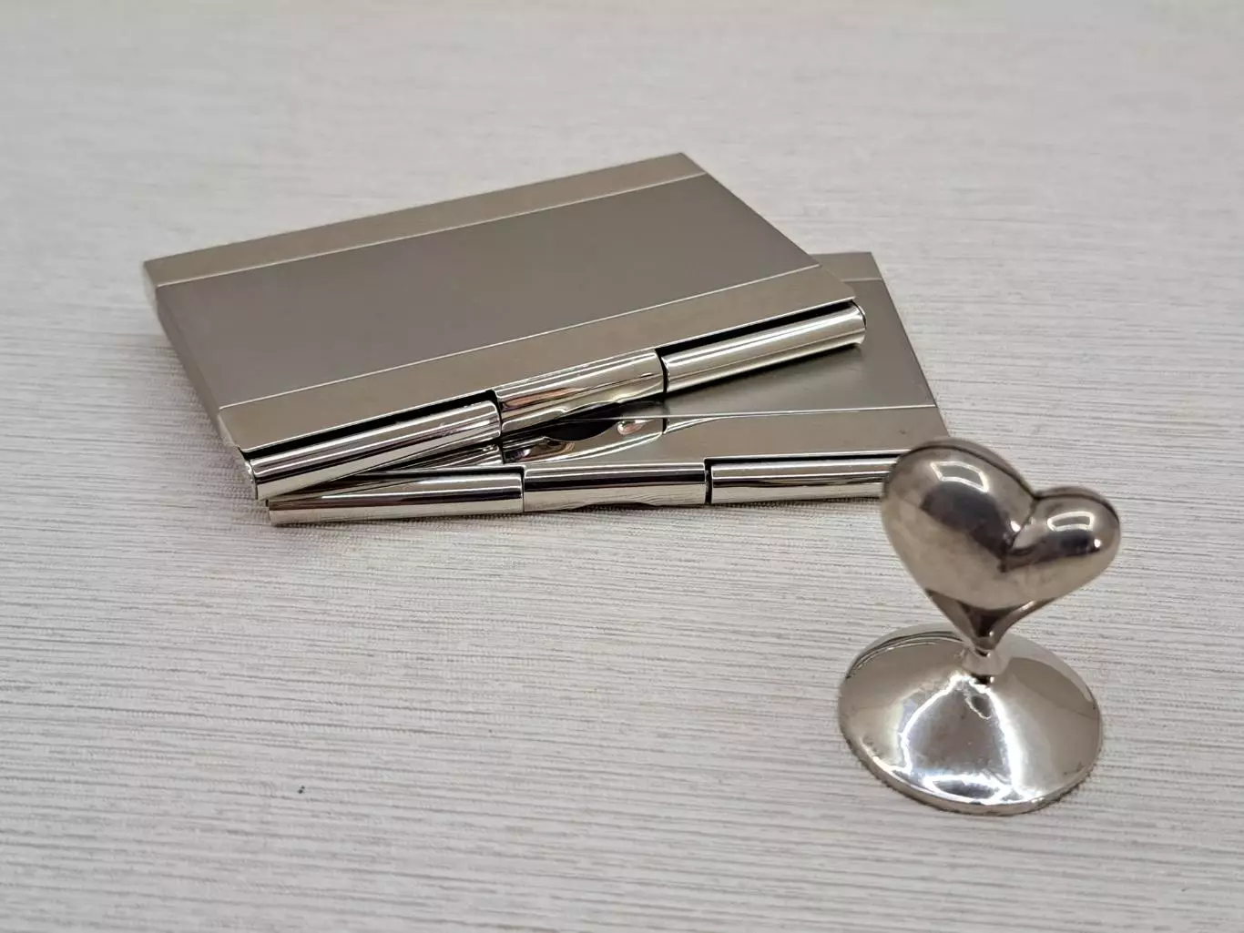 Два металлических кейса для пластиковых карт и визиток + держатель визиток