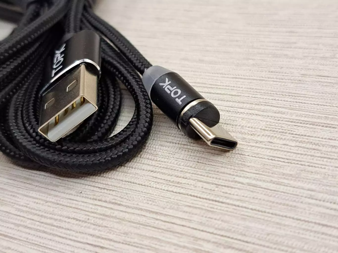 Магнитный зарядный кабель с тремя насадками MicroUSB, Type C, Lightning 3