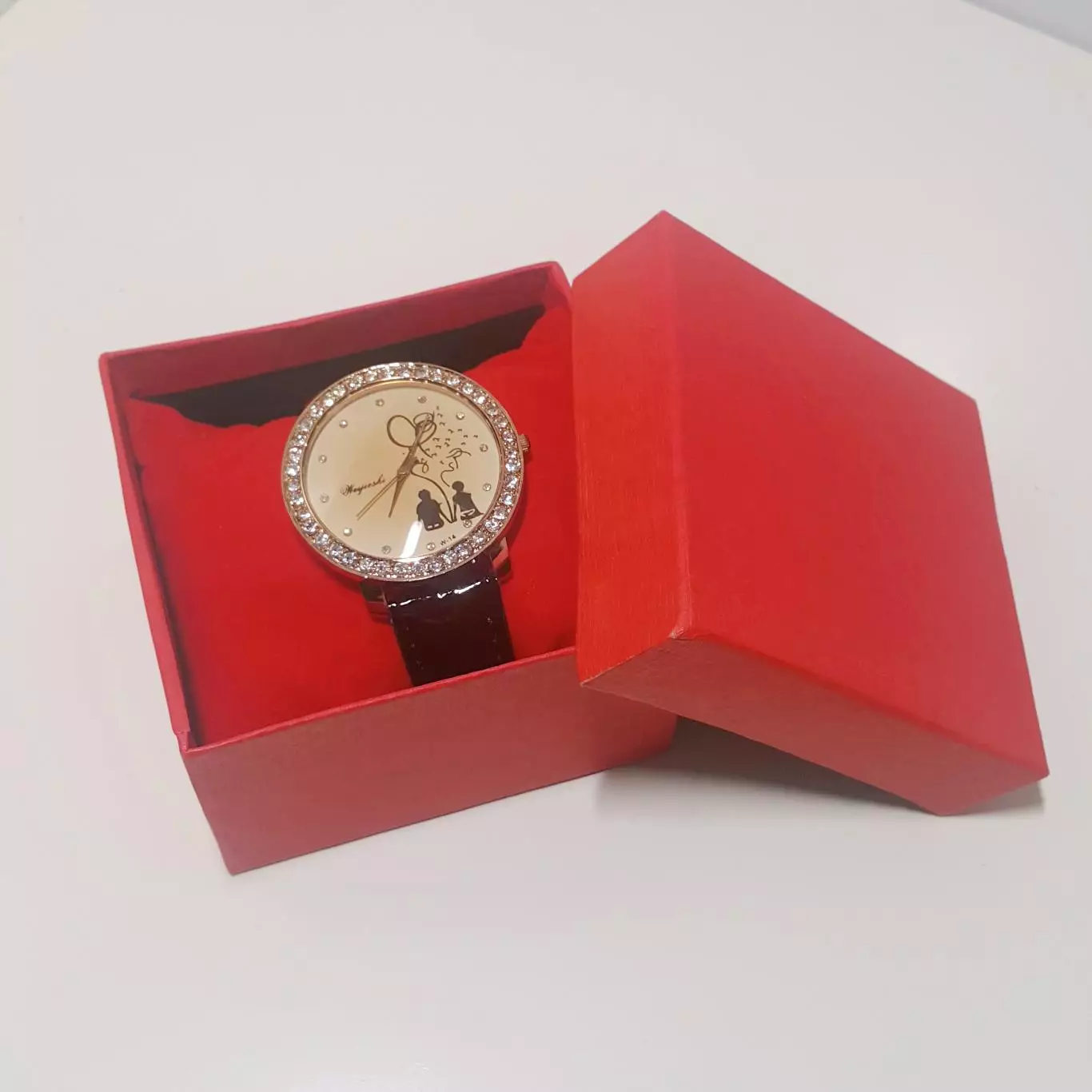 Часы женские новые в подарочной упаковке 1