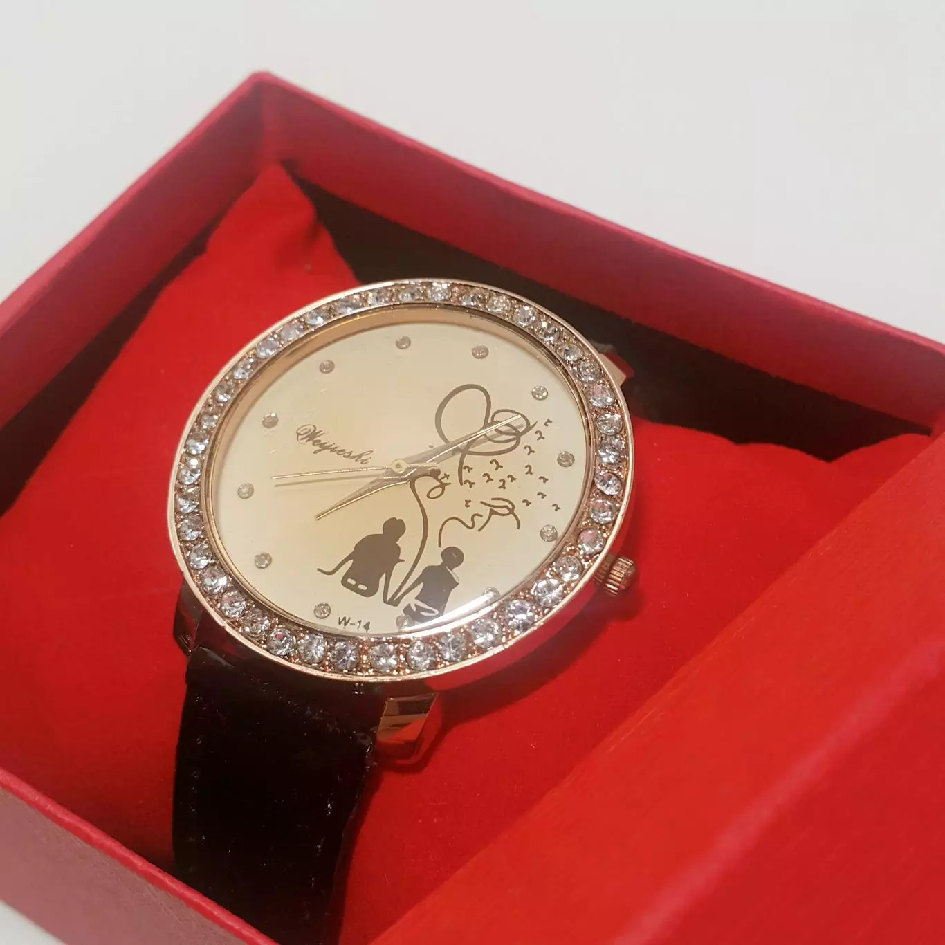 Часы женские новые в подарочной упаковке