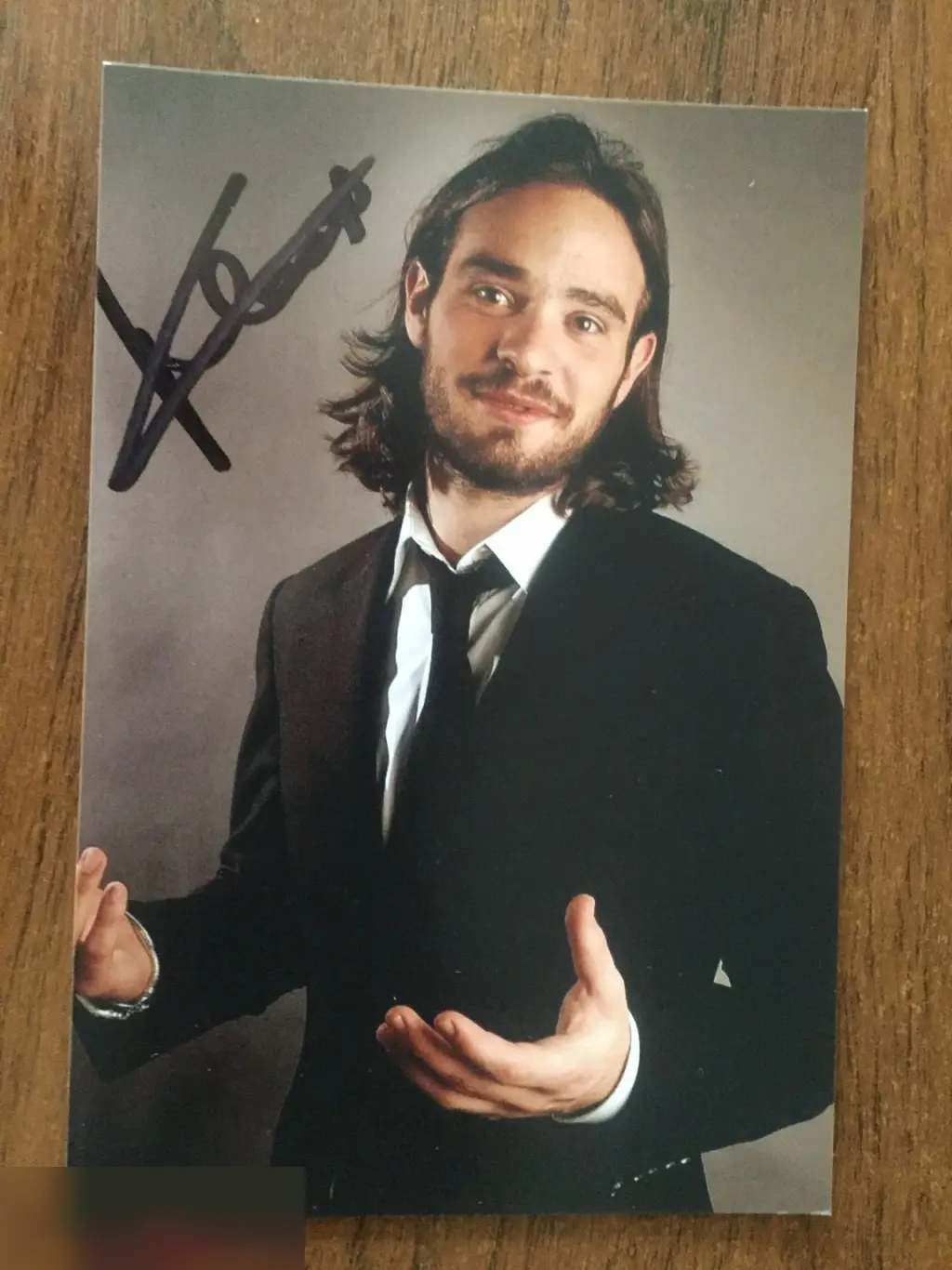 Чарли Кокс автограф на фото