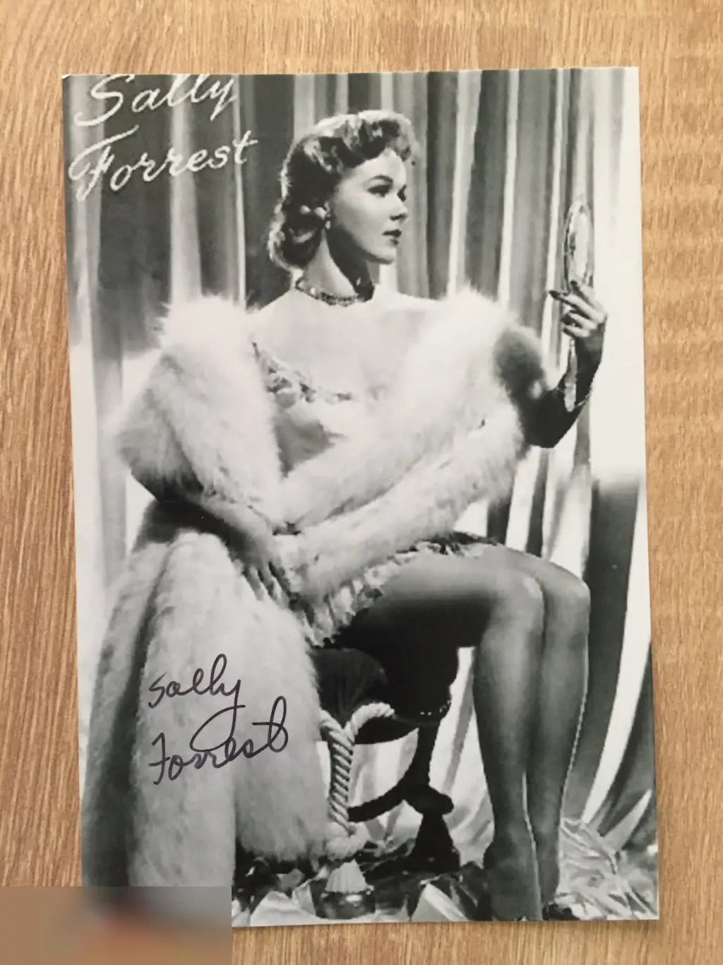 Салли Форрест автограф на фото