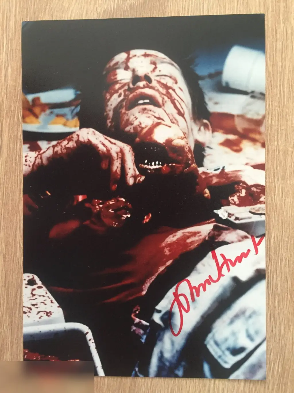 Джон Хёрт автограф на повреждённом фото Чужой