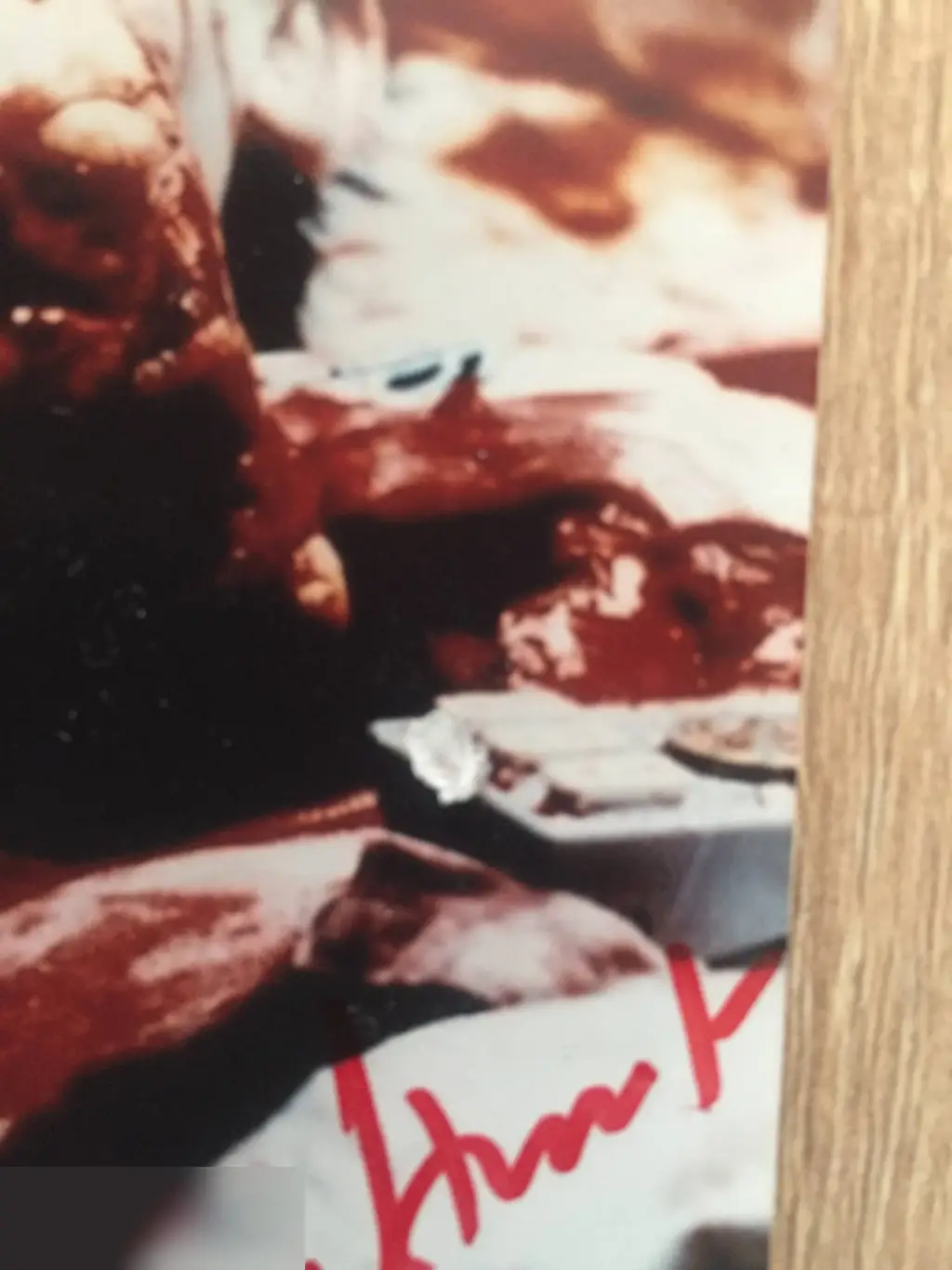 Джон Хёрт автограф на повреждённом фото Чужой 1