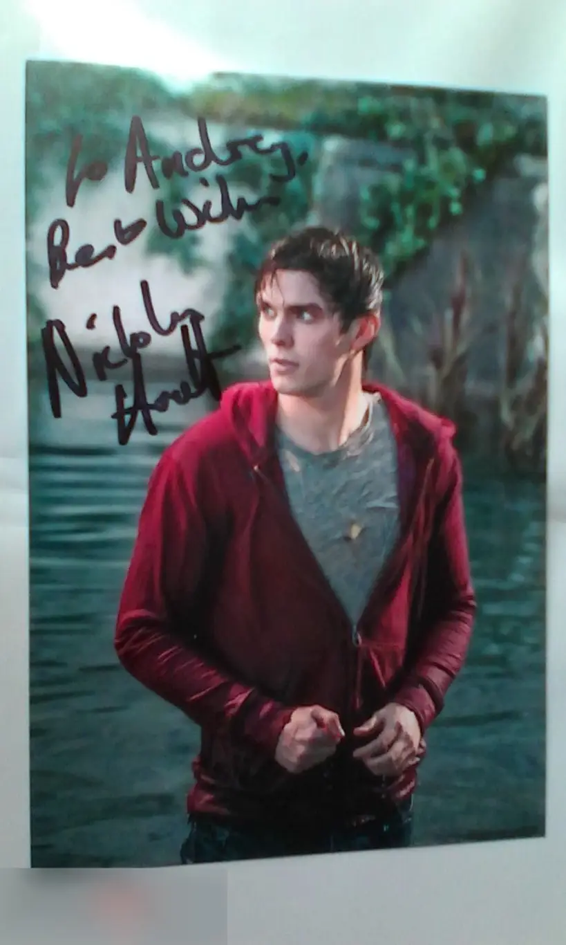 Николас Холт автограф на фото Тепло наших тел
