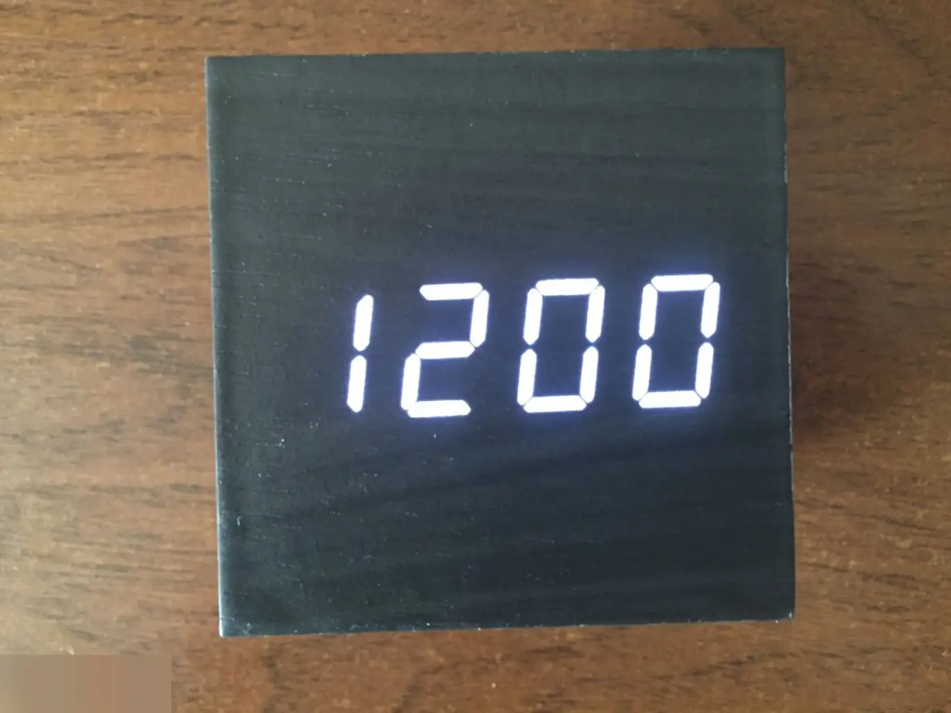 Настольные часы-будильник в форме куба