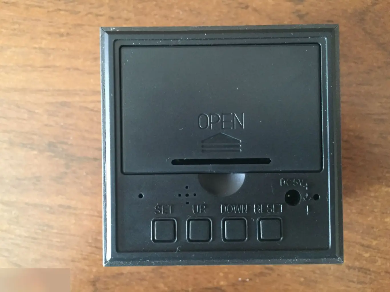 Настольные часы-будильник в форме куба 2