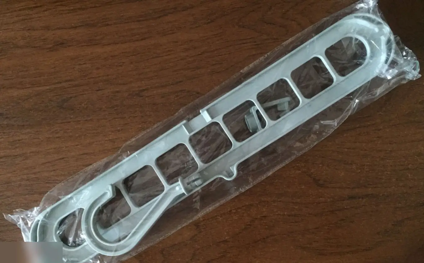 Многопортовая эргономичная пластиковая вешалка для одежды