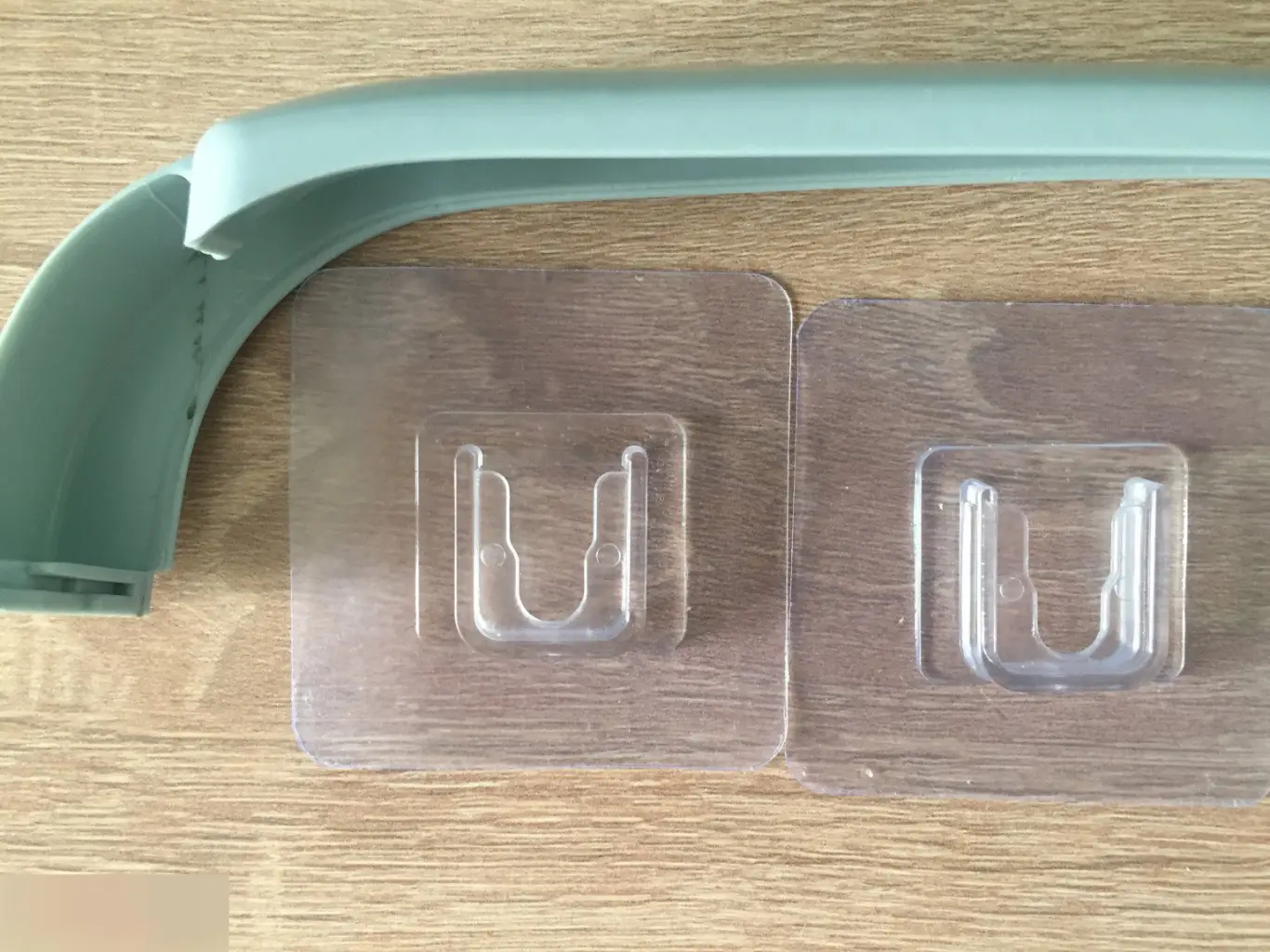 Держатель для полотенец пластик на наклейках 3