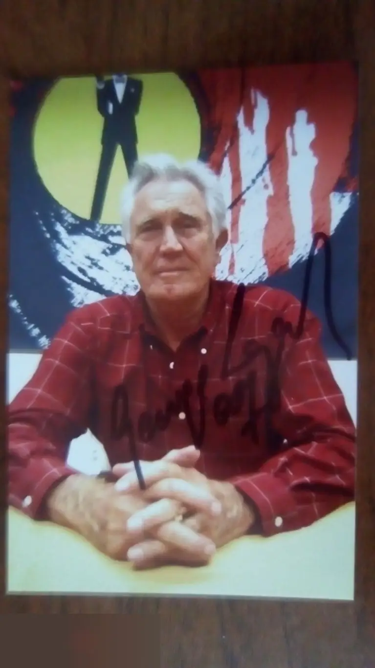 Джордж Лэзенби автограф на фото