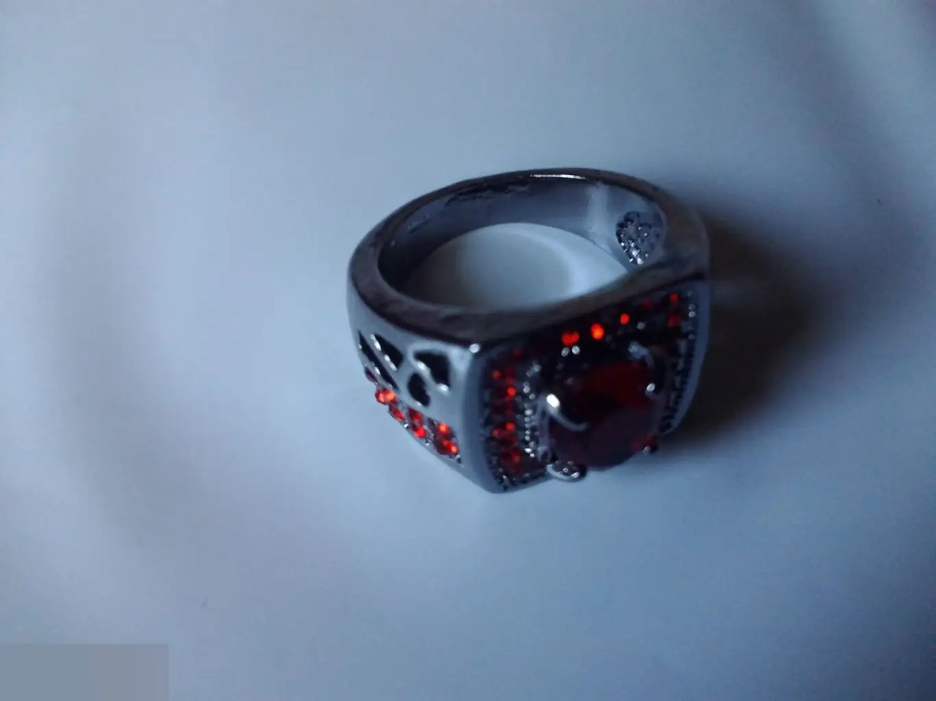 Кольцо с синтетическим рубином и фианитами размер 7 2