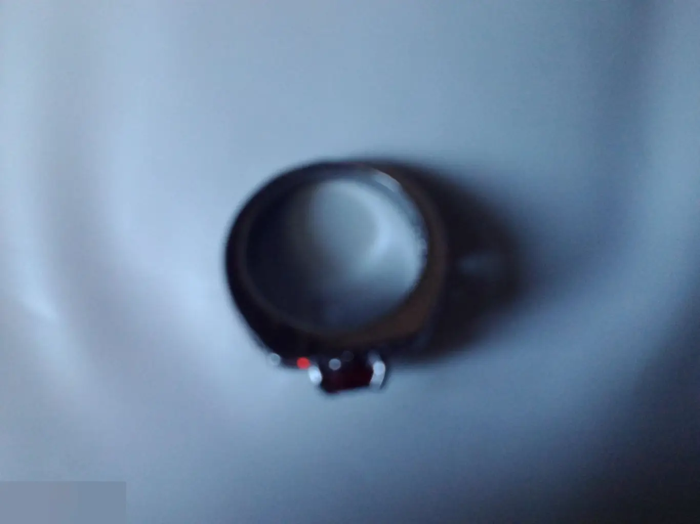 Кольцо с синтетическим рубином и фианитами размер 7 3