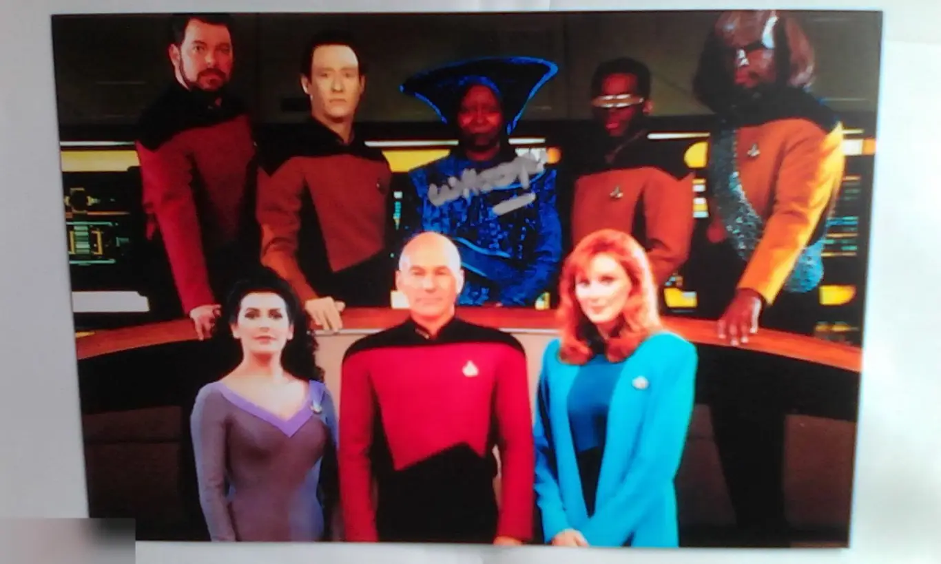 Вупи Голдберг автограф на фото