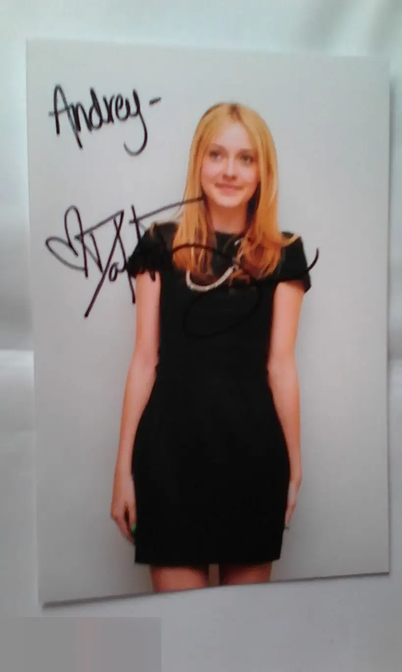 Дакота Фаннинг автограф на фото