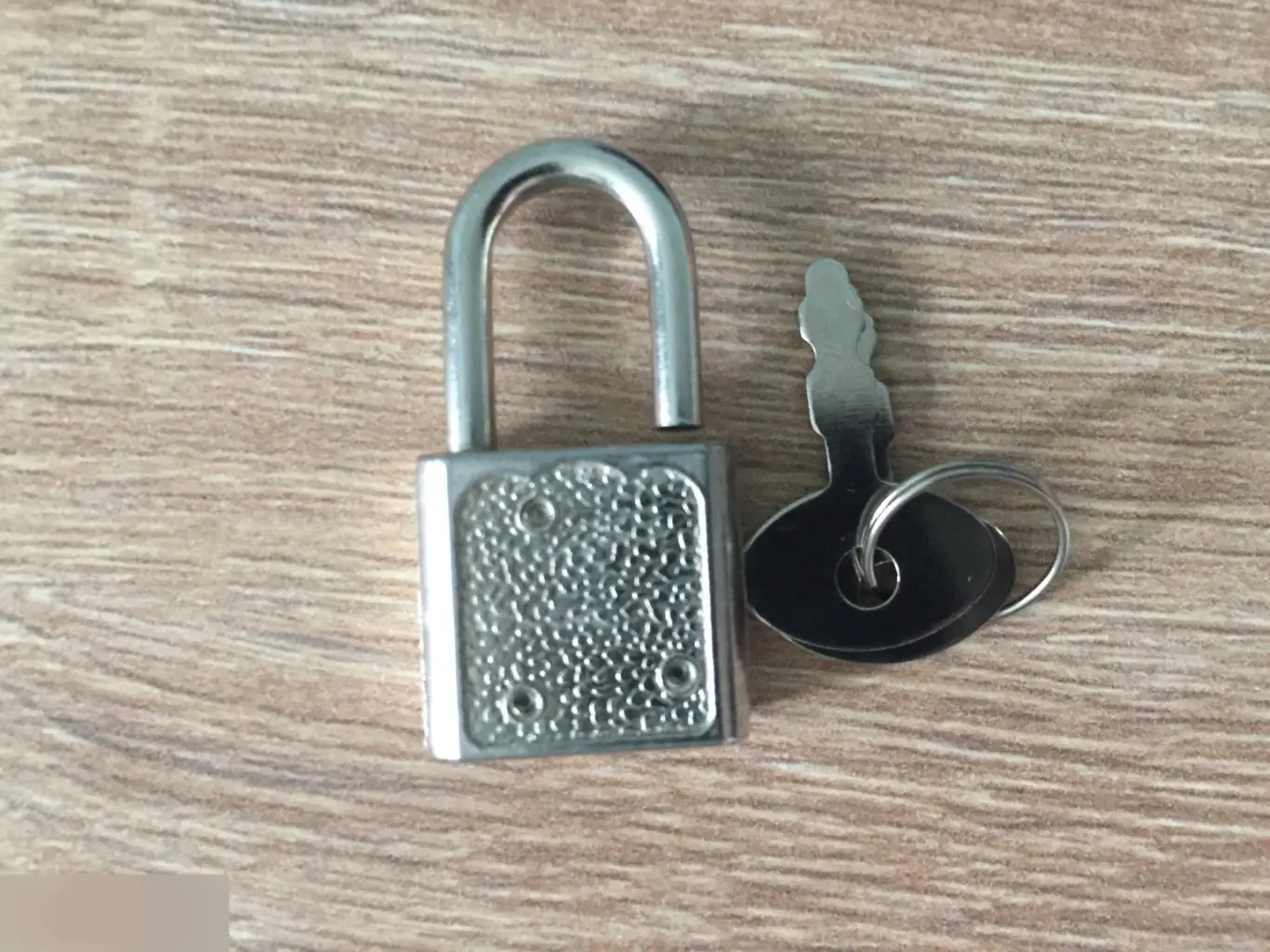 Маленький замок с ключами