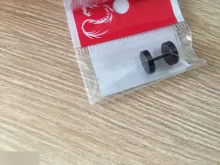 Пирсинг в ухо 8 мм