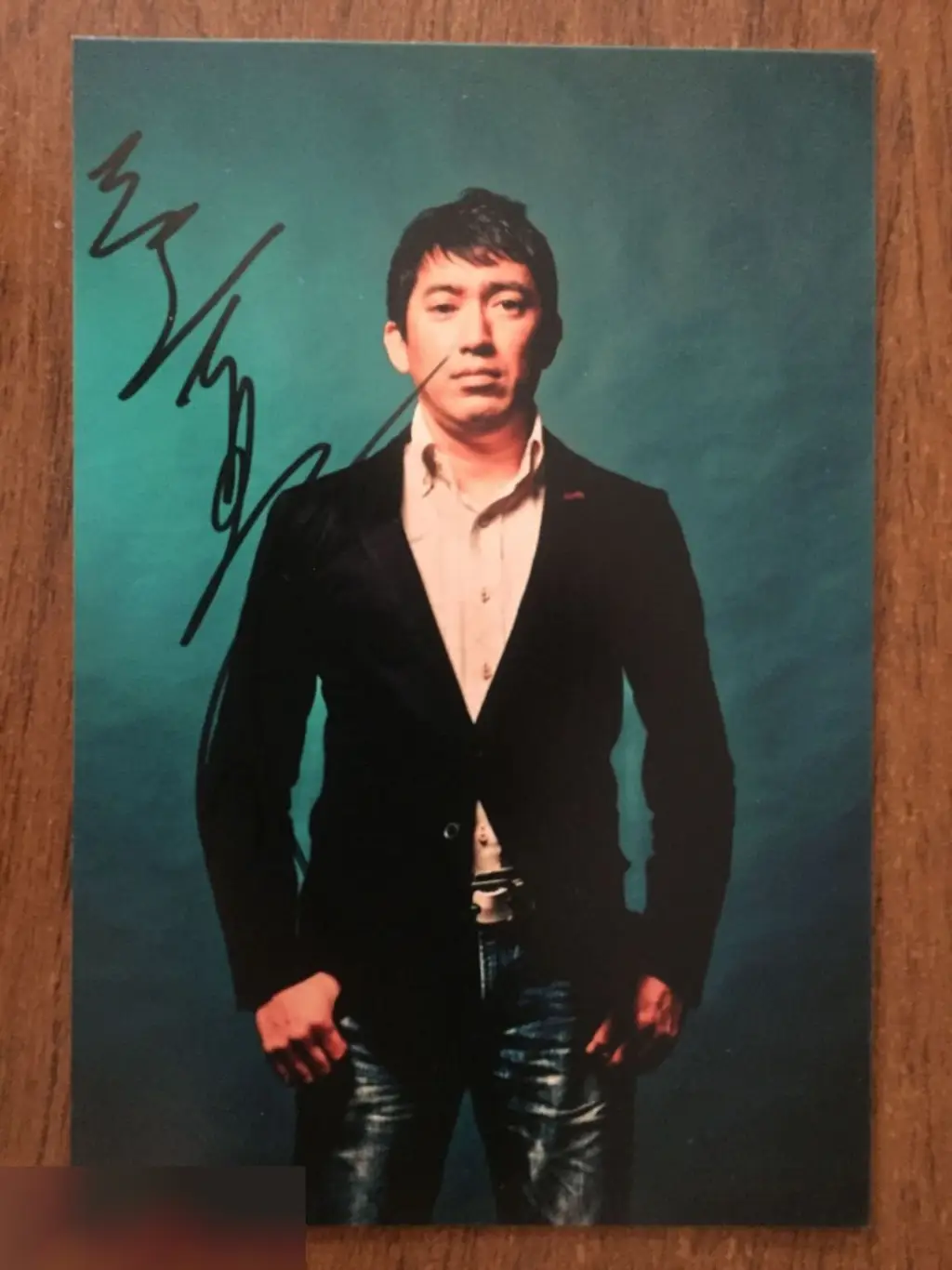 Синдзи Миками автограф на фото