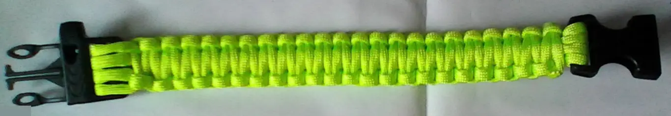 Браслет выживальщика из паракорда