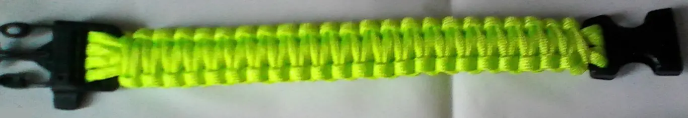 Браслет выживальщика из паракорда 1