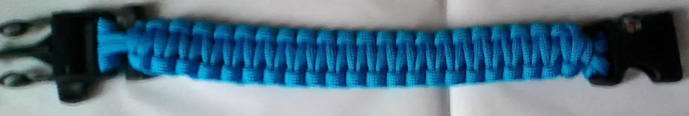 Браслет выживальщика из паракорда