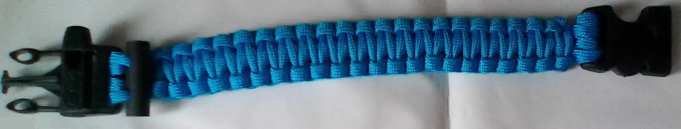 Браслет выживальщика из паракорда 1