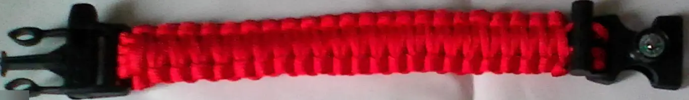 Браслет выживальщика из паракорда 1