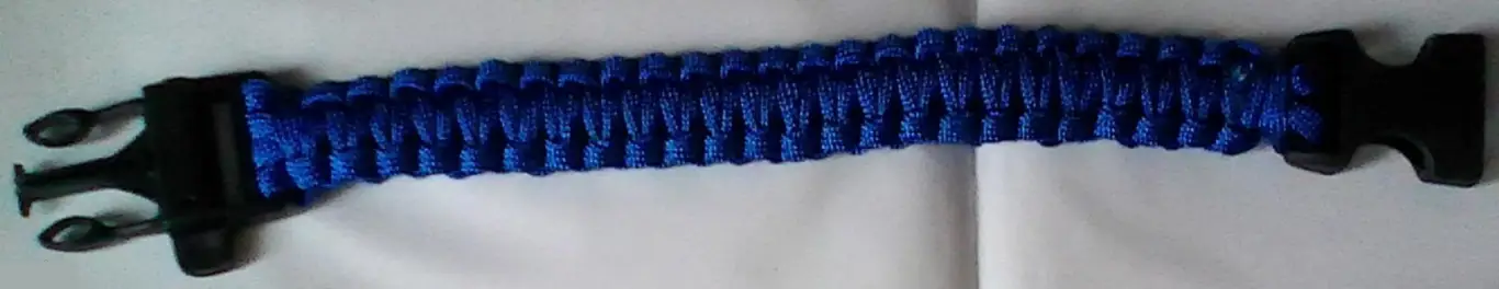 Браслет выживальщика из паракорда