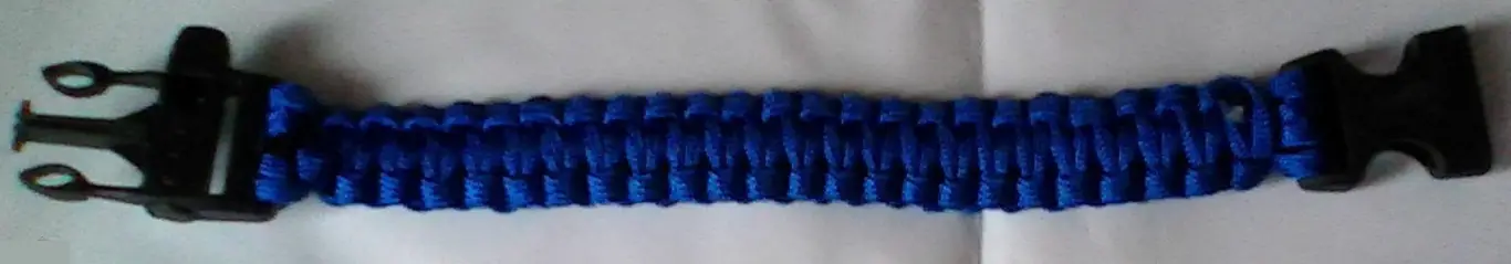 Браслет выживальщика из паракорда 1