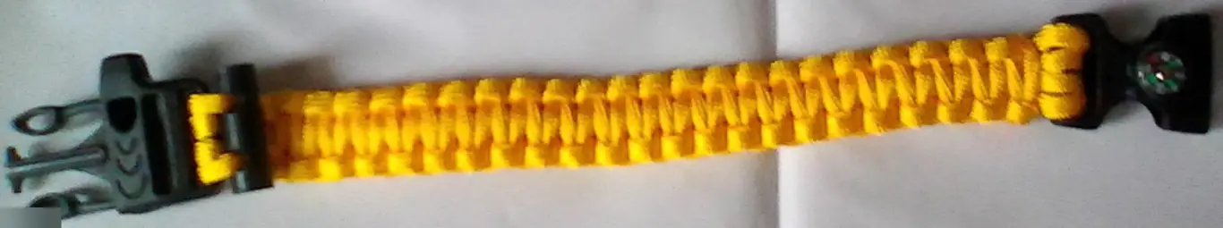 Браслет выживальщика из паракорда 1