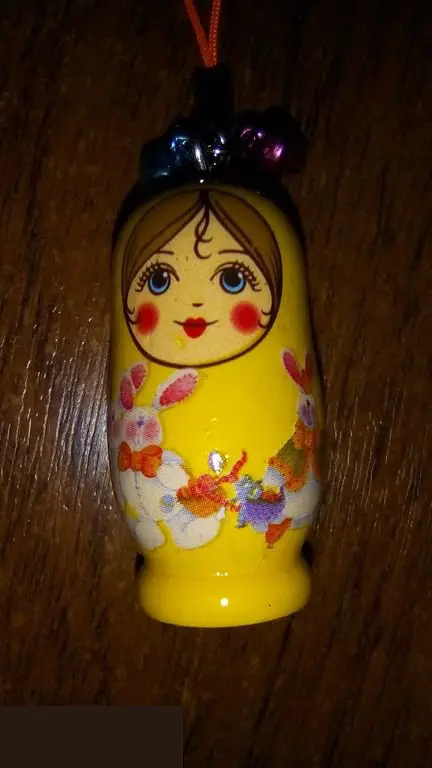 Матрёшка подвеска для телефона 1