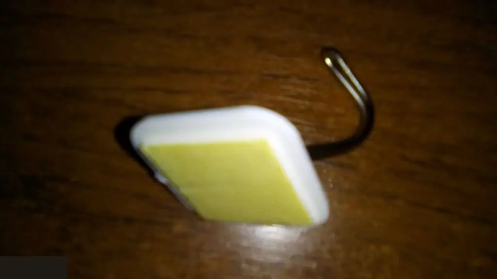 Крючок-наклейка 1