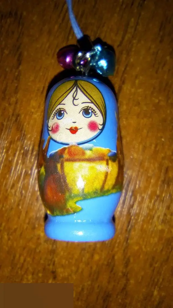 Матрёшка подвеска для телефона 1