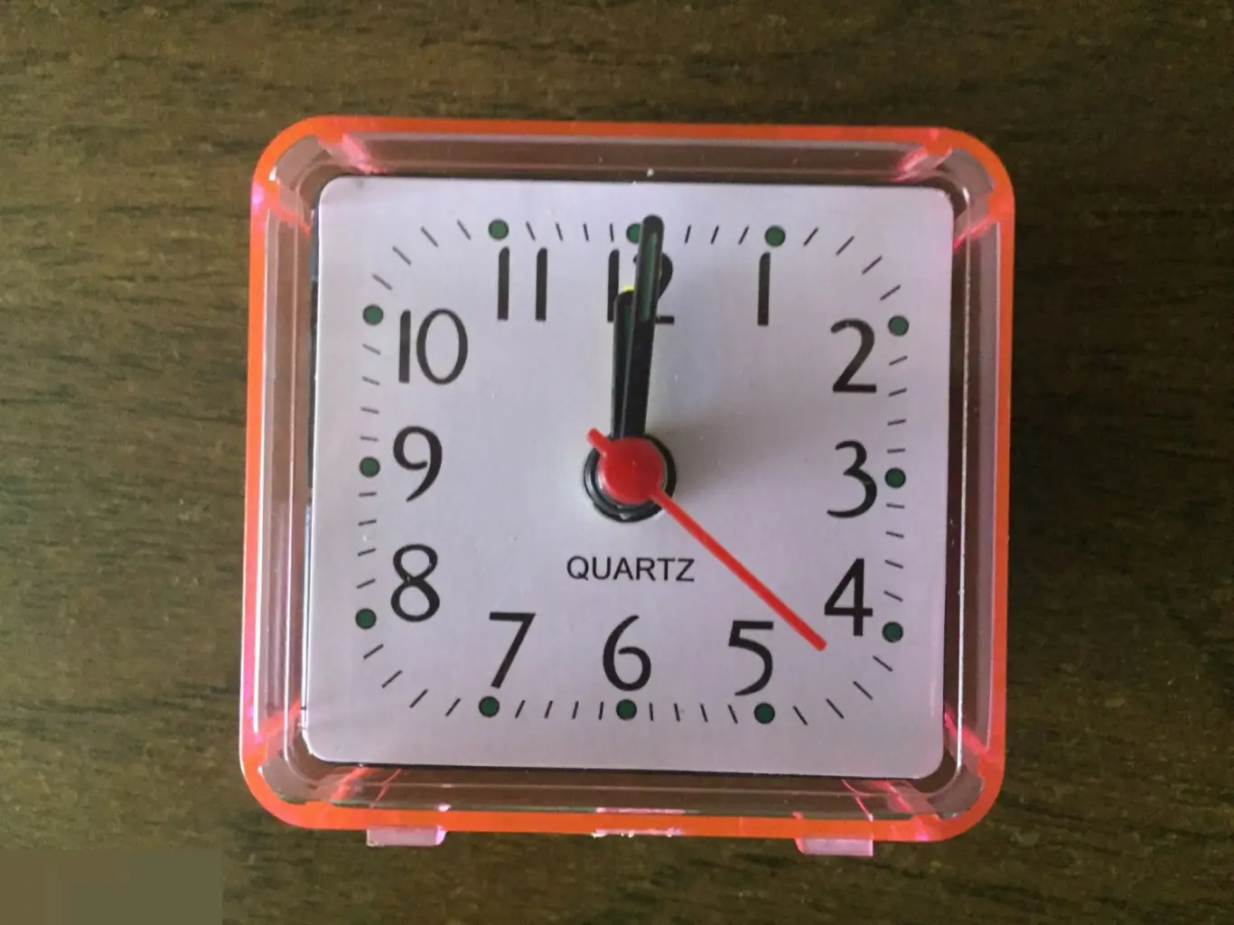 Часы-будильник 6,1х5,5х2,7 см