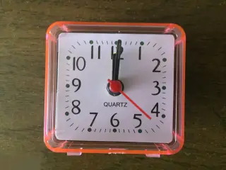 Часы-будильник 6,1х5,5х2,7 см