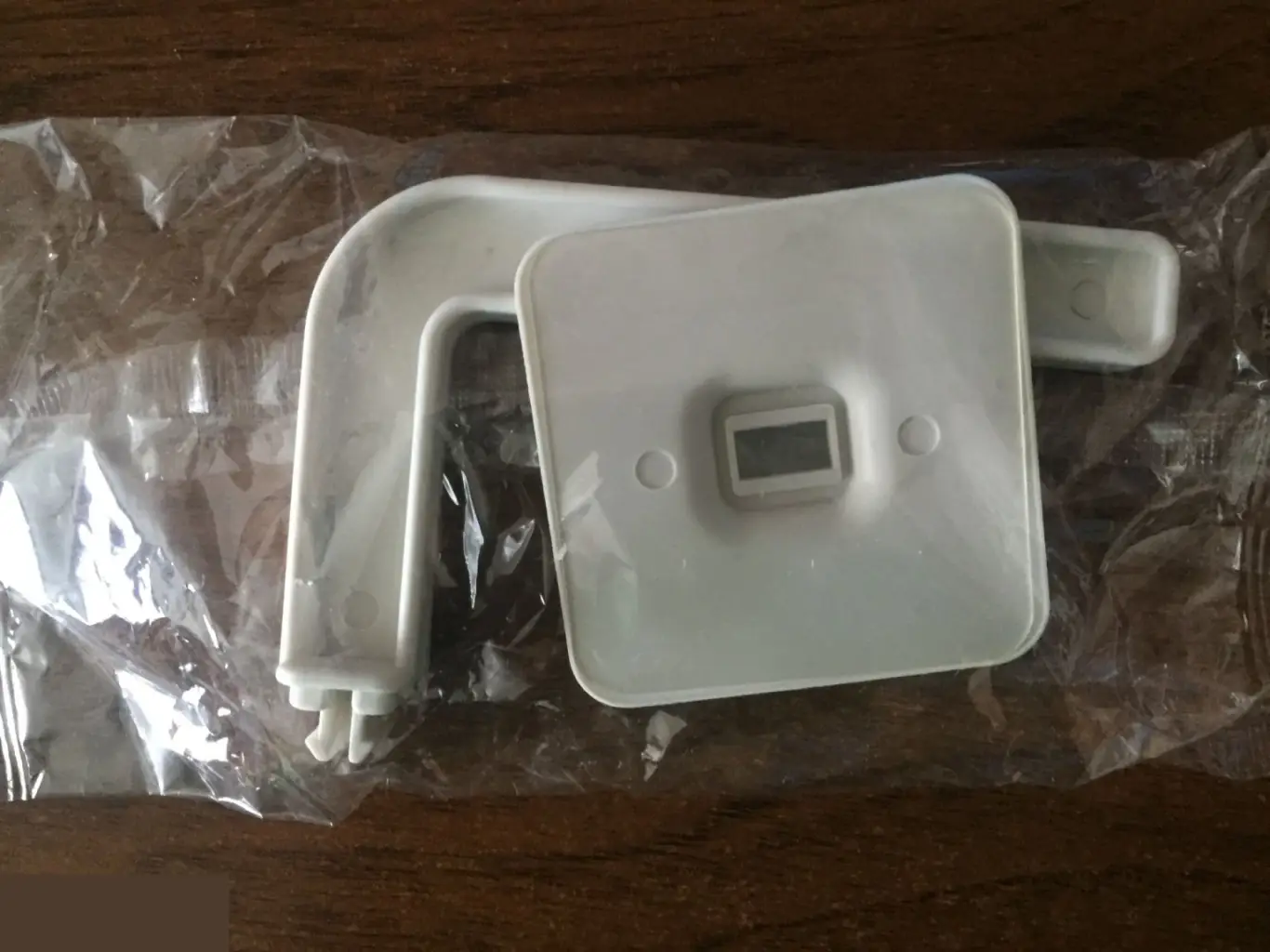 Держатель-наклейка для бумажных полотенец и туалетной бумаги 1