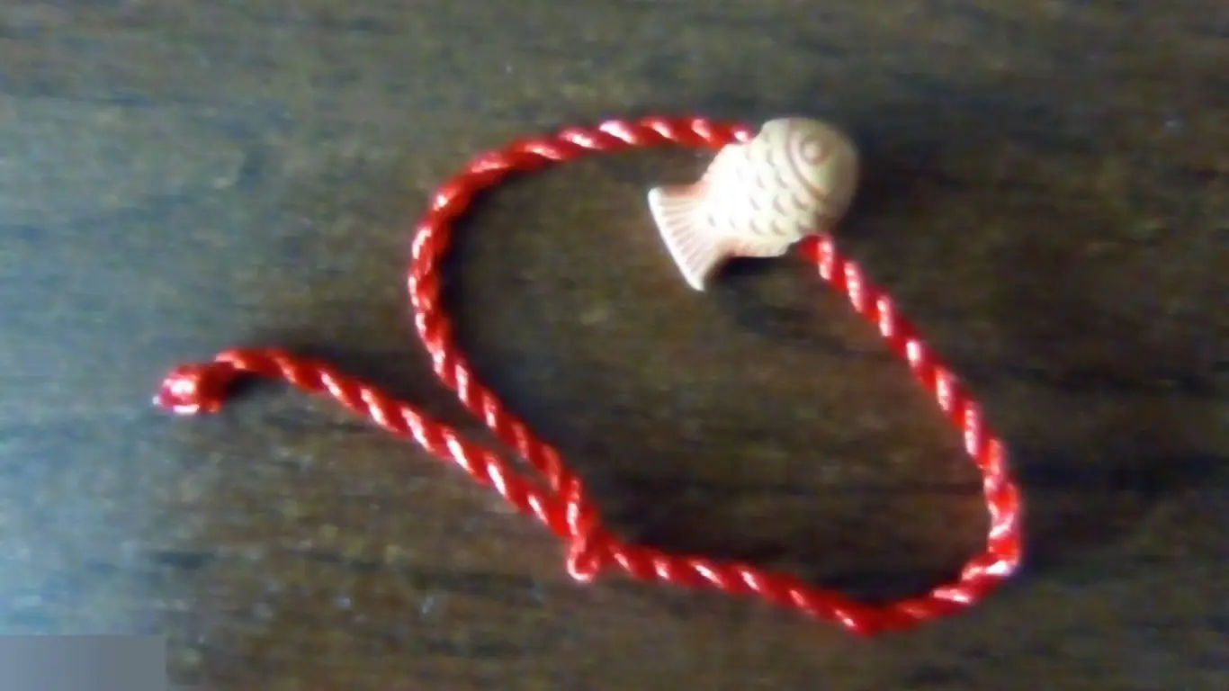 Браслет красная нить рыба