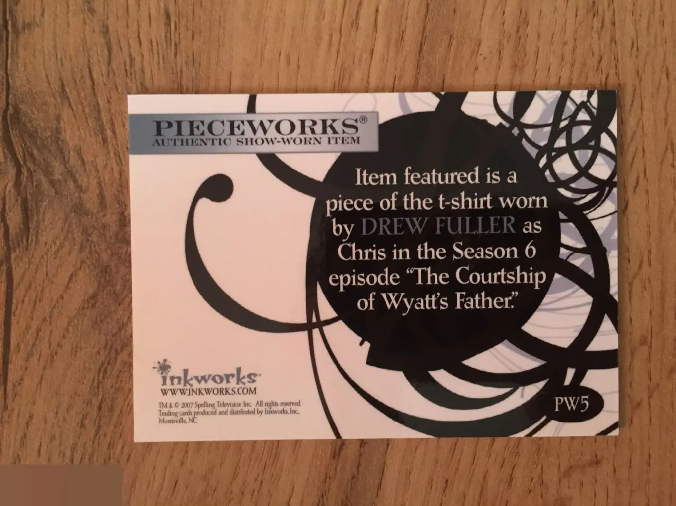 Дрю Фуллер кусок одежды из сериала Зачарованные Inkworks 1