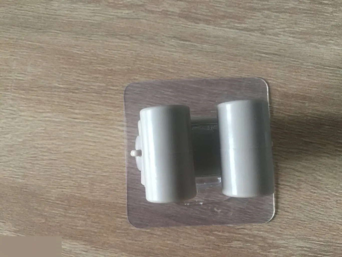 Наклейка-держатель для швабры 1