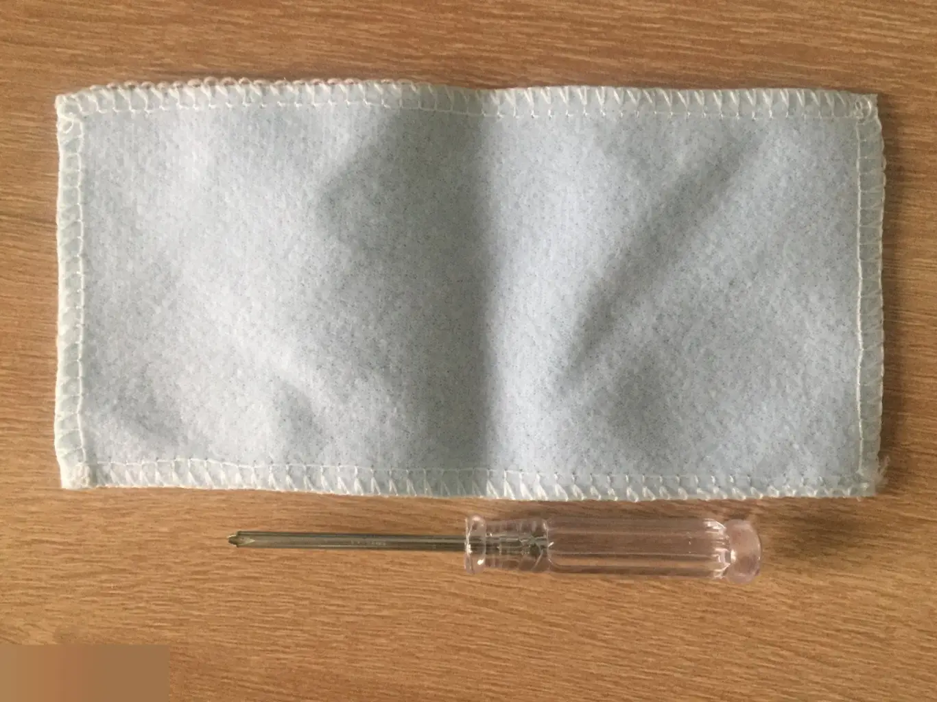 Тряпка половая и отвёртка для робота-пылесоса 1