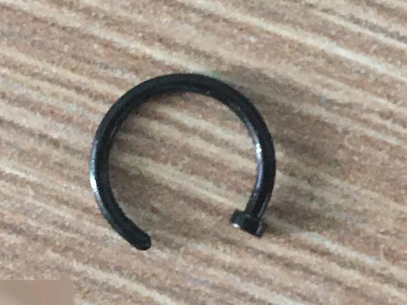 Поддельный пирсинг в нос черный