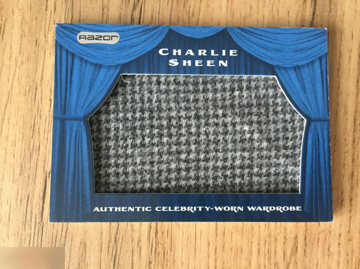 Чарли Шин кусок одежды Razor официальная костюмная карточка