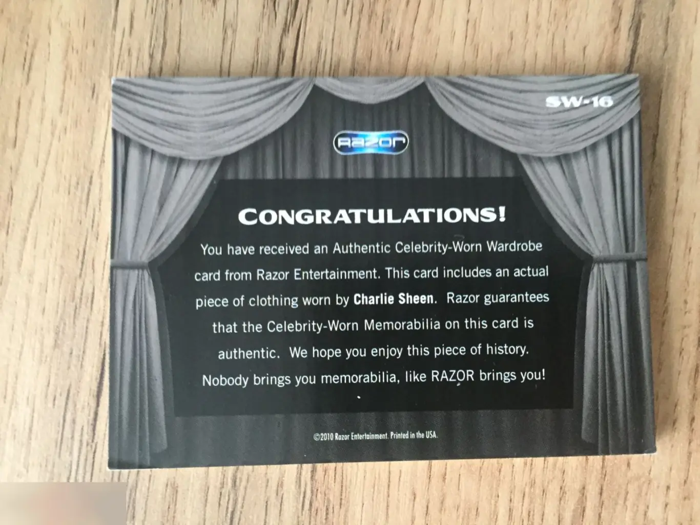 Чарли Шин кусок одежды Razor официальная костюмная карточка 1