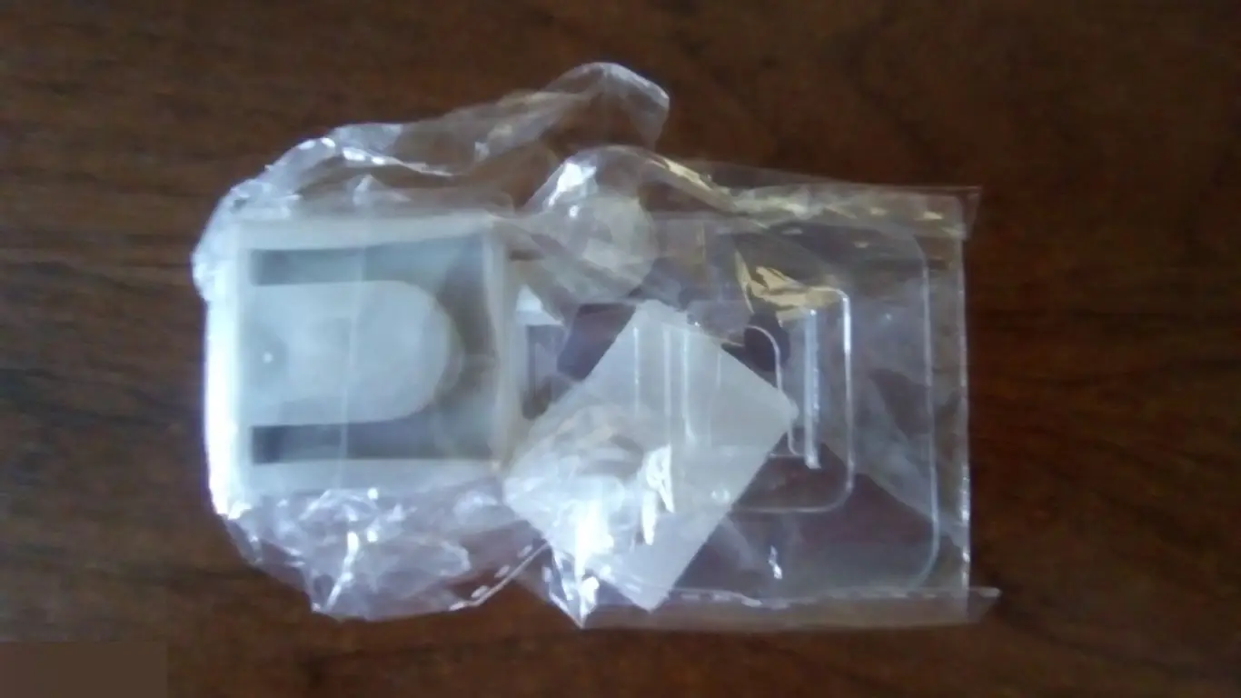 Наклейка-держатель для душевой лейки 1