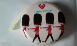 Металлическая круглая коробочка бокс для мелочей таблеток украшений наушников I Love London