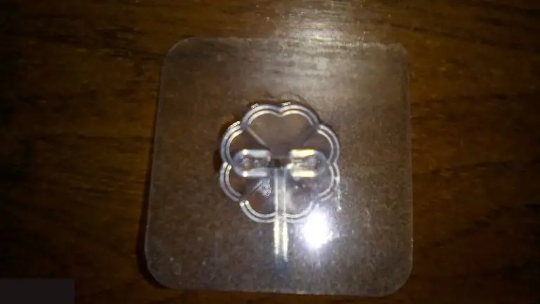 Крючок-наклейка 1