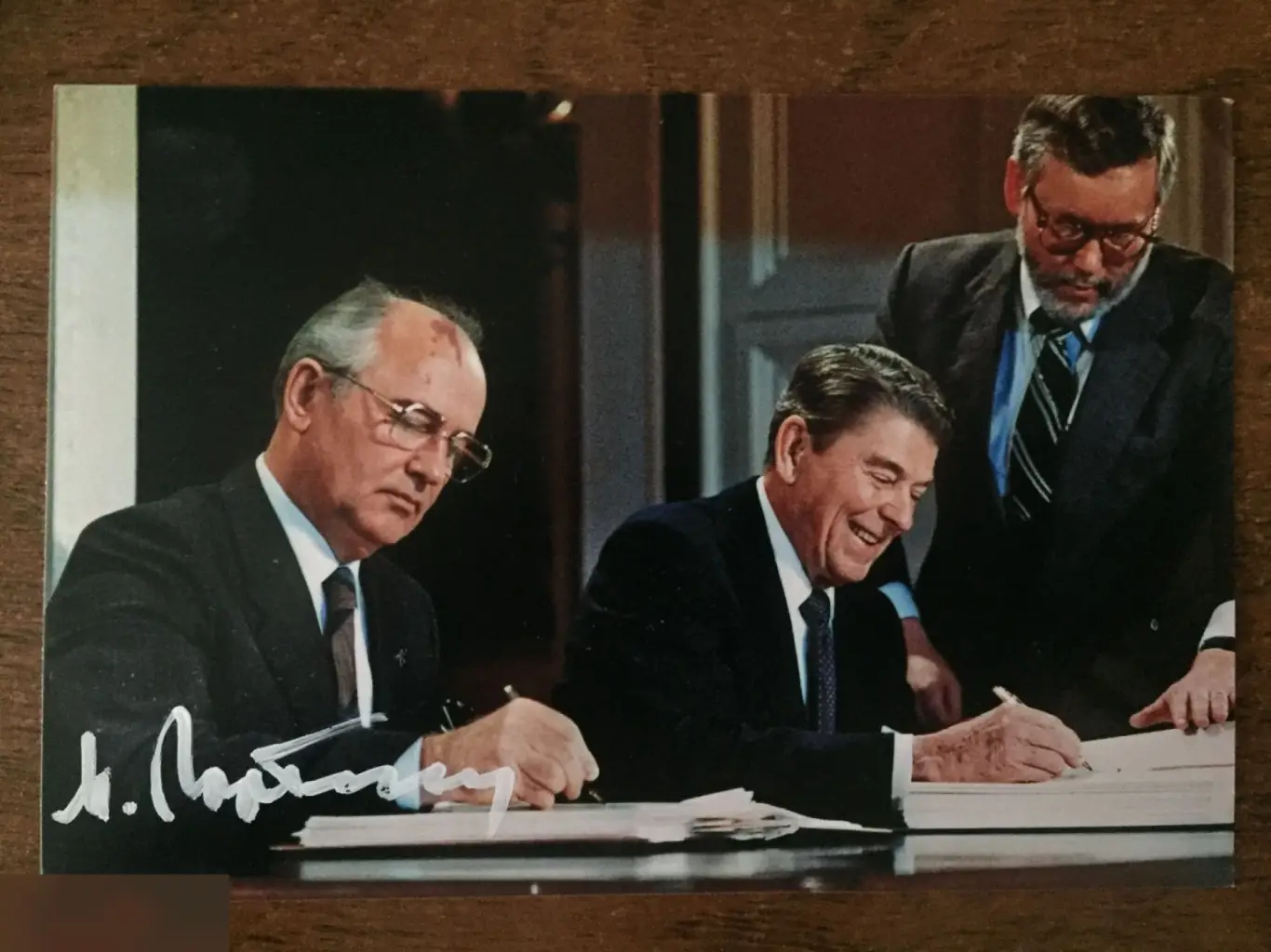 Михаил Сергеевич Горбачёв автограф на фото