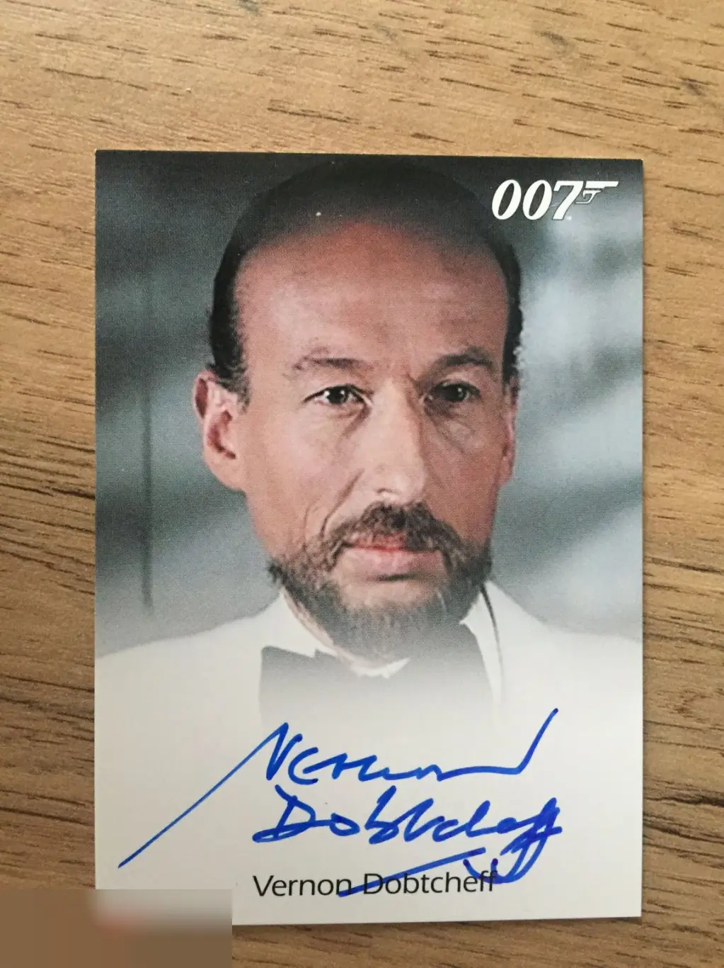 Вернон Добчефф лимитированная карточка с автографом Джеймс Бонд